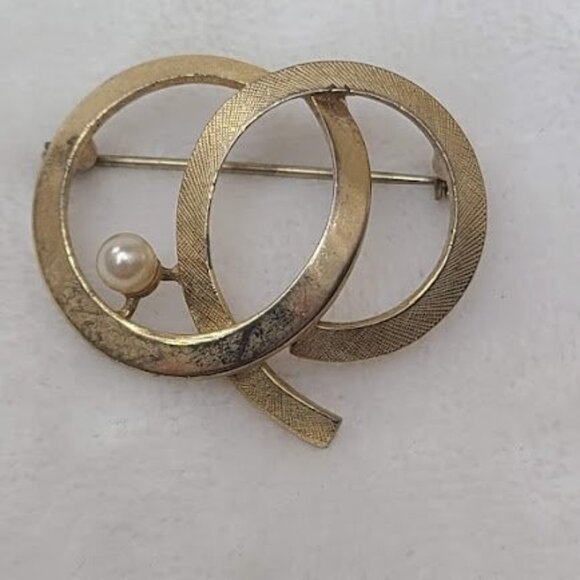Vintage Gold Tone Open Double Circle Loop Brooch Pin with Faux Pearl - Picture 2 of 5